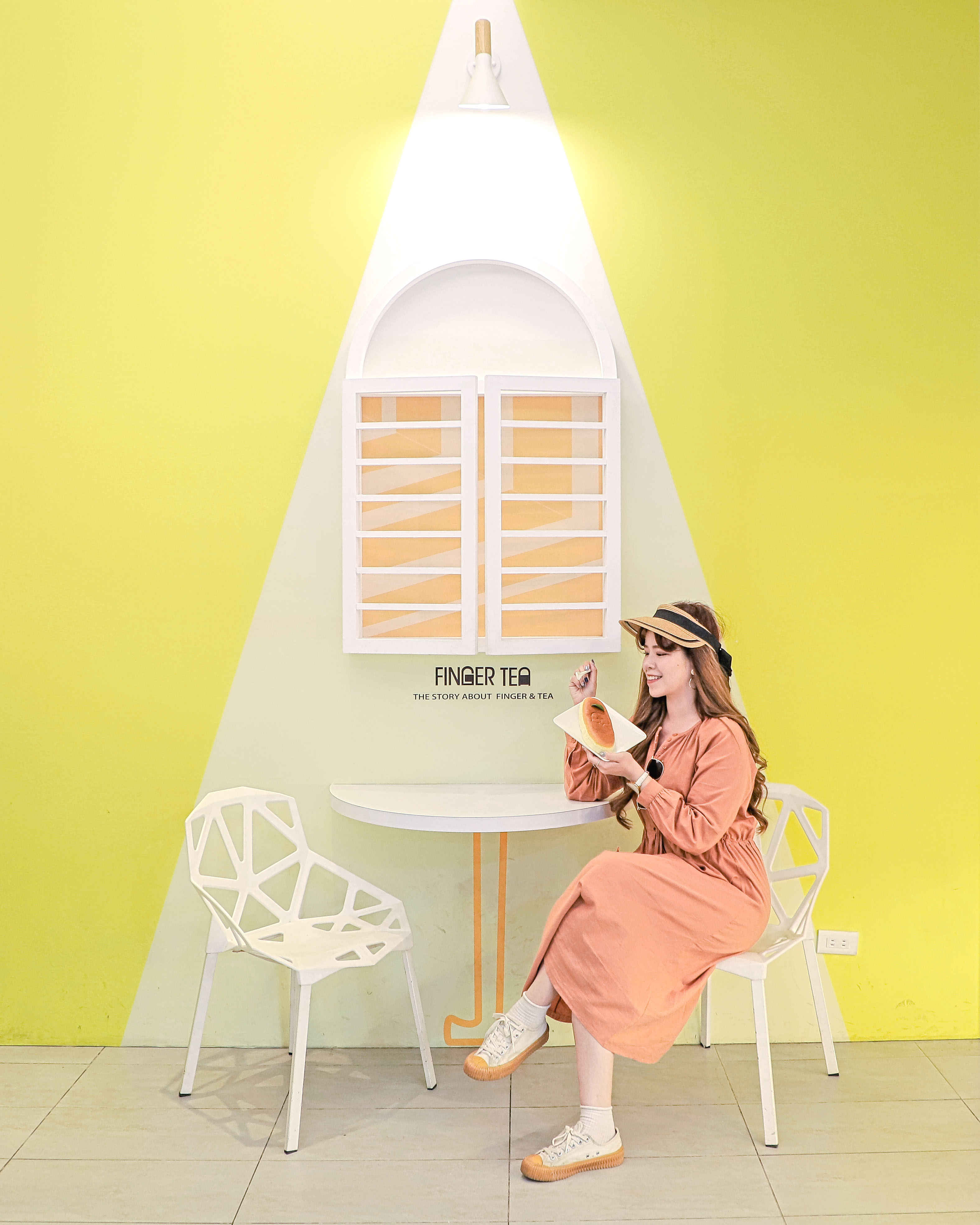 燈光下的你圖片